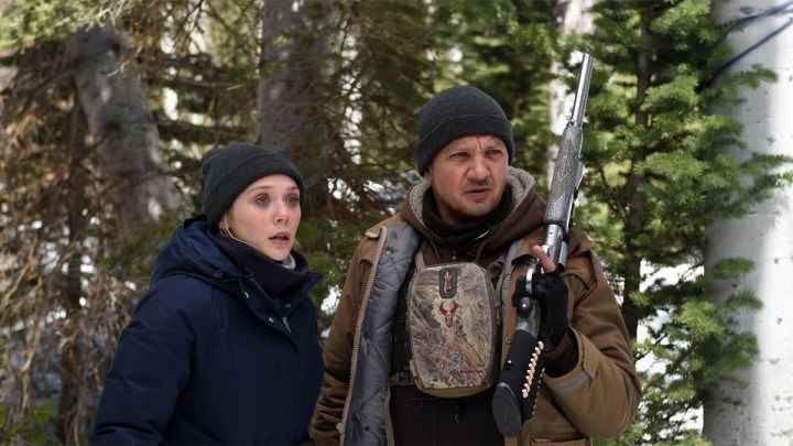 Wind River filminde ormanda Jane ve Cory rolünde Elizabeth Olsen ve Jeremy Renner.