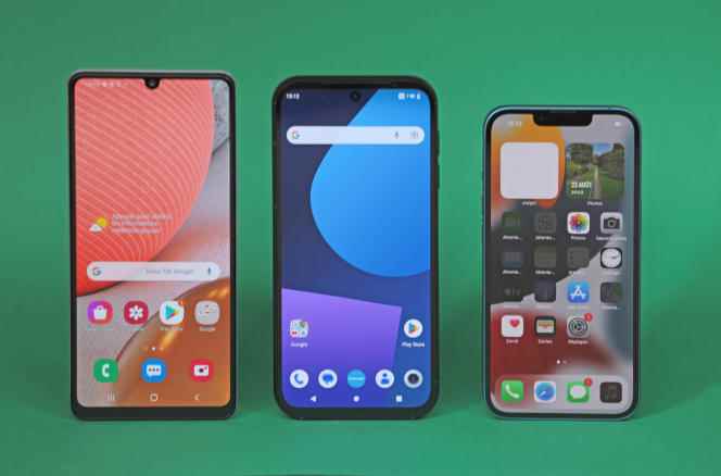 Ortada, Fairphone 5, en yaygın formattaki (solda) bir Android akıllı telefondan ne daha geniş ne de daha uzun.  Ancak iki milimetre daha kalın olduğundan elde daha az rahattır.  Sağda iPhone'lar (12, 13 ve 14), Android cep telefonlarının baskın biçiminden daha kompakttır.