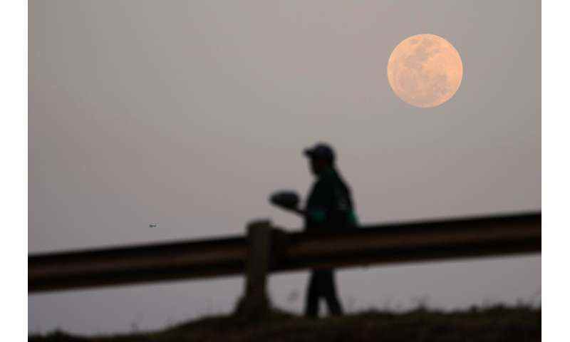 Nadir mavi süper ay dünyanın dört bir yanındaki yıldız gözlemcilerinin gözlerini kamaştırıyor