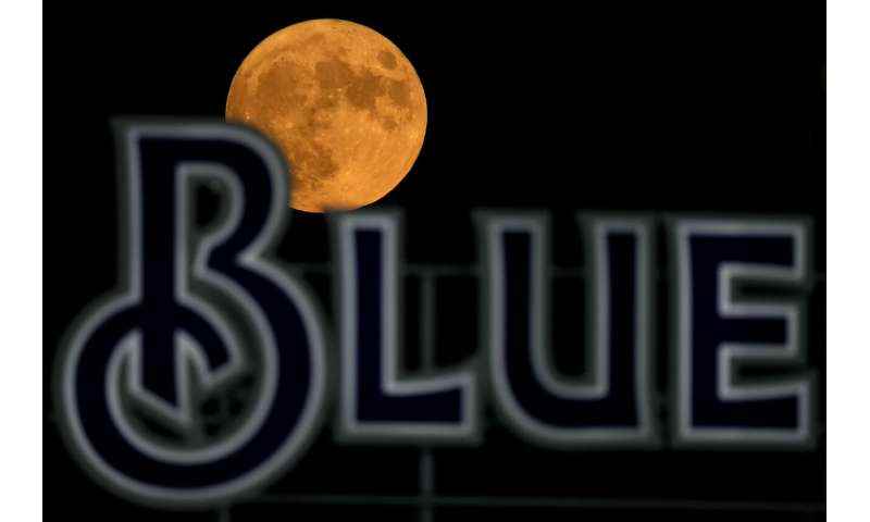 Nadir mavi süper ay dünyanın dört bir yanındaki yıldız gözlemcilerinin gözlerini kamaştırıyor
