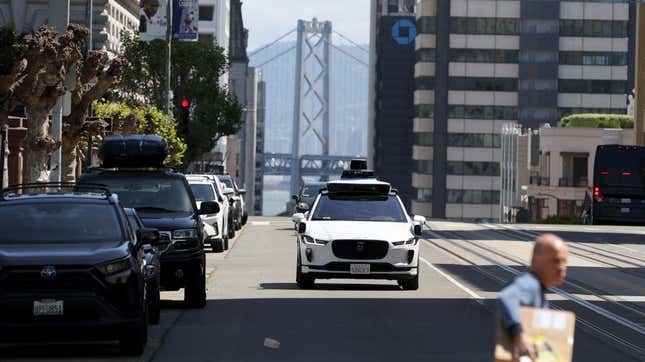 San Francisco sokaklarında bir Waymo robot taksisi. 