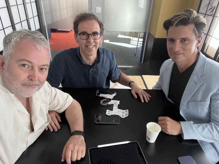 [L to R]  Mike Kasap, TechCrunch;  Unbabel Ürün Yeniliğinden Sorumlu Başkan Yardımcısı Paulo Dimas;  Unbabel CEO'su/kurucu ortağı Vasco Pedro, Halo cihazıyla.